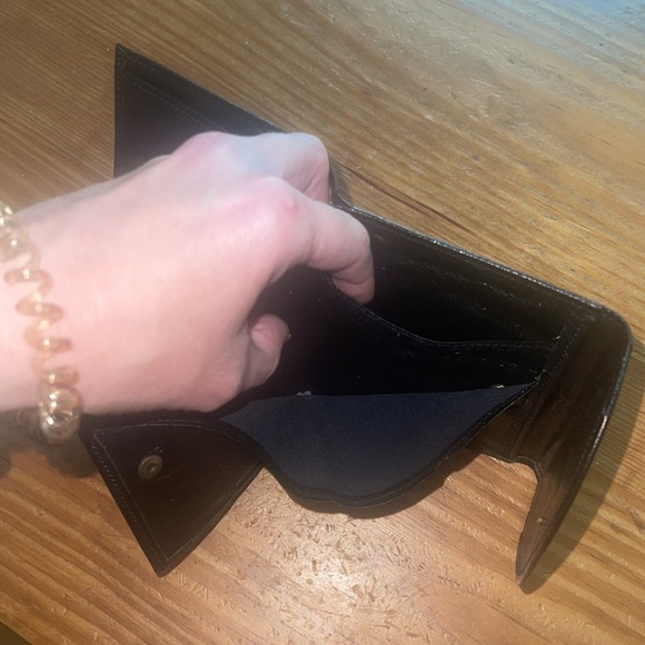 Burberrys Black Pebbled Leather Plaid Interior Zip Tri-Fold Snap Compact Wallet - Picture 11 of 12